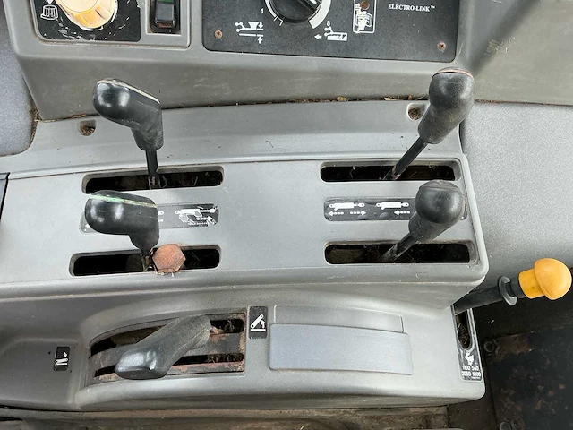 1996 new holland 8340 vierwielaangedreven landbouwtractor - afbeelding 25 van  32