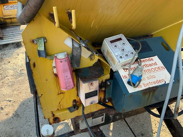 1996 nido n90 0.8-12 awtln 300 getrokken zoutstrooier – 800 liter - afbeelding 16 van  17