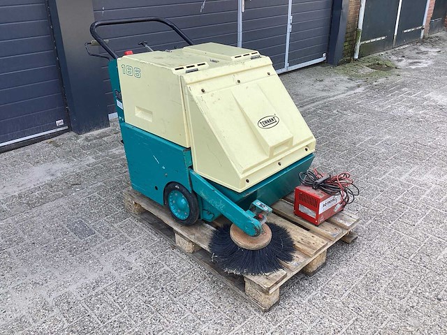 1996 tennant 186 zelfrijdende veegmachine - afbeelding 3 van  10