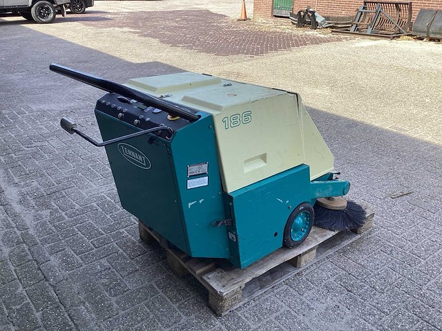 1996 tennant 186 zelfrijdende veegmachine - afbeelding 4 van  10