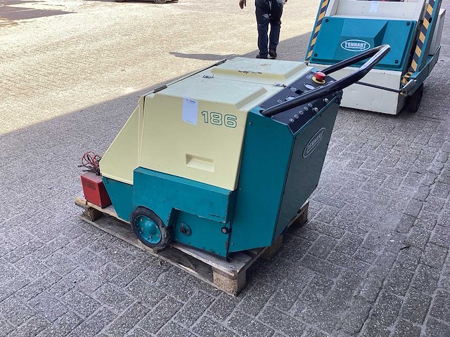 1996 tennant 186 zelfrijdende veegmachine - afbeelding 5 van  10