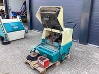 1996 tennant 186 zelfrijdende veegmachine - afbeelding 7 van  10