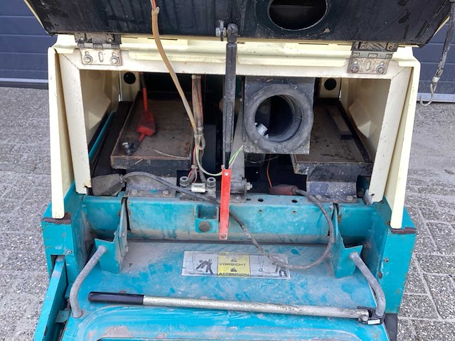 1996 tennant 186 zelfrijdende veegmachine - afbeelding 8 van  10