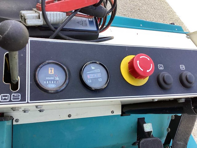 1996 tennant 200e zelfrijdende veegmachine - afbeelding 2 van  12