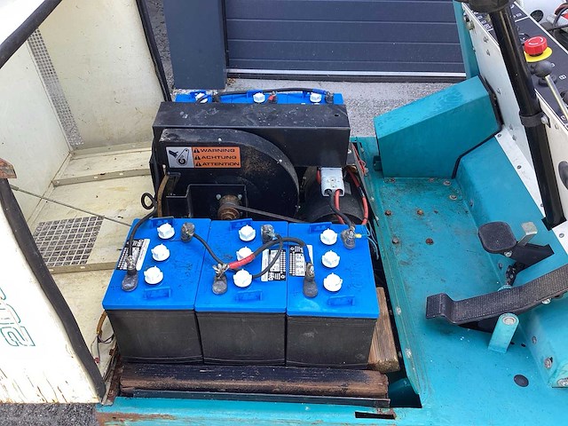 1996 tennant 200e zelfrijdende veegmachine - afbeelding 3 van  12