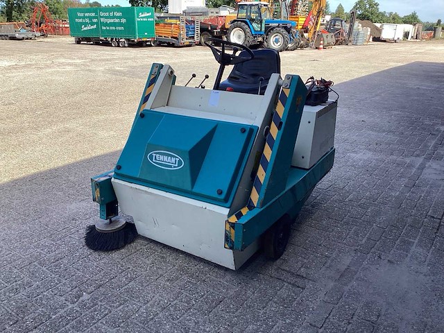 1996 tennant 200e zelfrijdende veegmachine - afbeelding 1 van  12