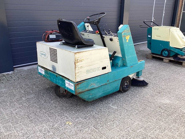 1996 tennant 200e zelfrijdende veegmachine - afbeelding 6 van  12