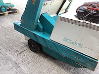 1996 tennant 200e zelfrijdende veegmachine - afbeelding 8 van  12