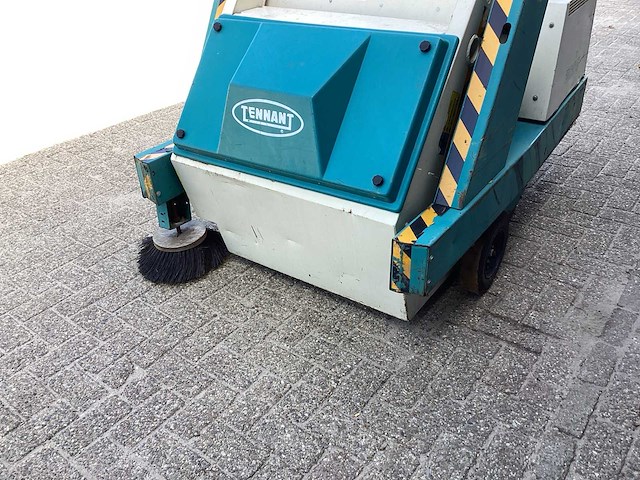 1996 tennant 200e zelfrijdende veegmachine - afbeelding 9 van  12
