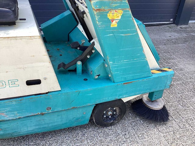 1996 tennant 200e zelfrijdende veegmachine - afbeelding 10 van  12