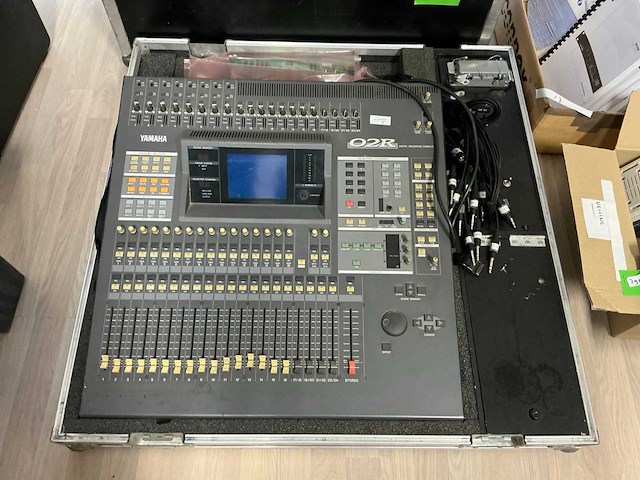 1996 yamaha 02r digitale mengtafel - afbeelding 1 van  7