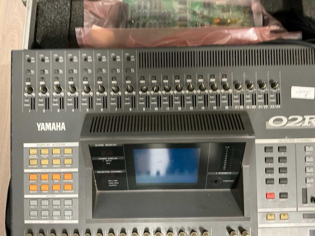 1996 yamaha 02r digitale mengtafel - afbeelding 2 van  7