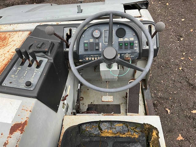 1997 clarke american lincoln 2160 zelfrijdende veegmachine defect - afbeelding 7 van  30