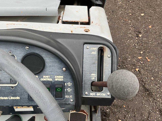 1997 clarke american lincoln 2160 zelfrijdende veegmachine defect - afbeelding 10 van  30