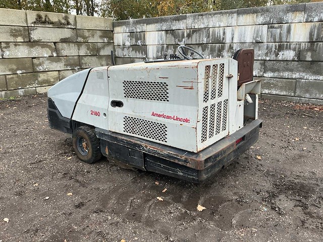 1997 clarke american lincoln 2160 zelfrijdende veegmachine defect - afbeelding 23 van  30