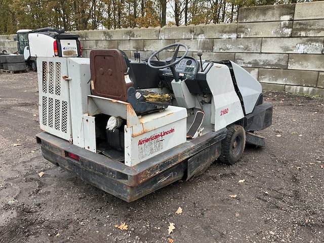 1997 clarke american lincoln 2160 zelfrijdende veegmachine defect - afbeelding 26 van  30