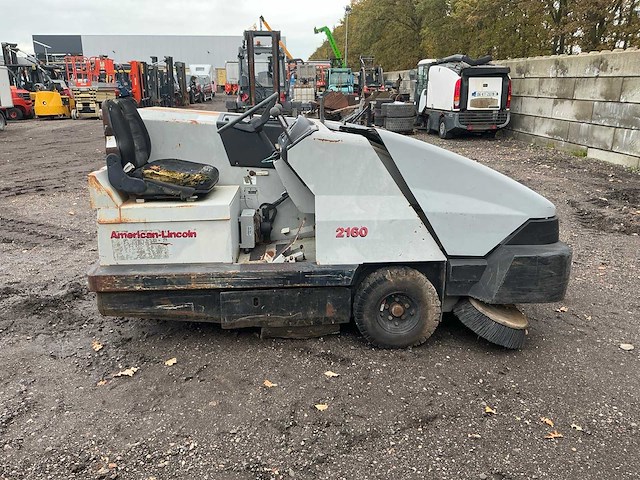 1997 clarke american lincoln 2160 zelfrijdende veegmachine defect - afbeelding 27 van  30