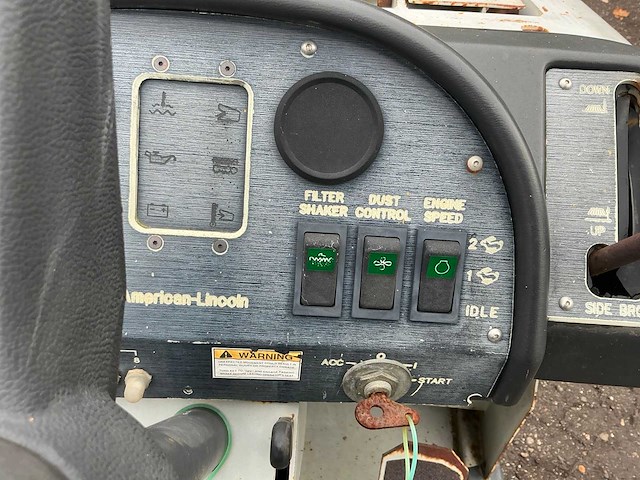 1997 clarke american lincoln 2160 zelfrijdende veegmachine defect - afbeelding 11 van  30