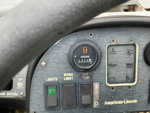 1997 clarke american lincoln 2160 zelfrijdende veegmachine defect - afbeelding 14 van  30