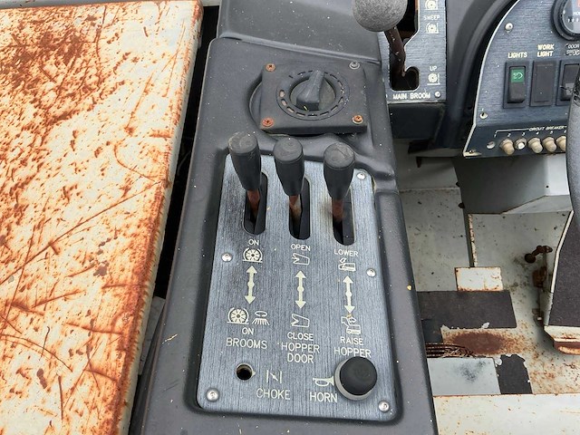 1997 clarke american lincoln 2160 zelfrijdende veegmachine defect - afbeelding 16 van  30