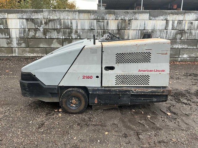 1997 clarke american lincoln 2160 zelfrijdende veegmachine defect - afbeelding 12 van  30