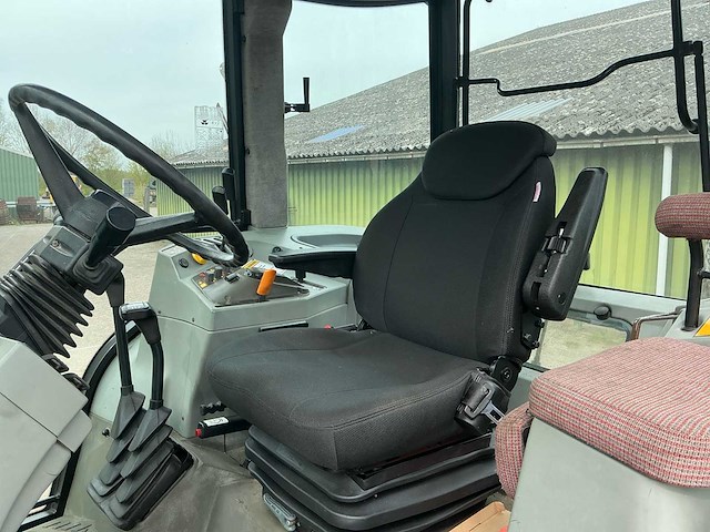 1997 massey ferguson 6130 vierwielaangedreven landbouwtractor - afbeelding 13 van  32