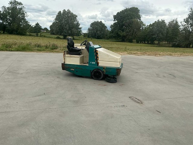1997 tennant 355 zelfrijdende veegmachine - afbeelding 56 van  59