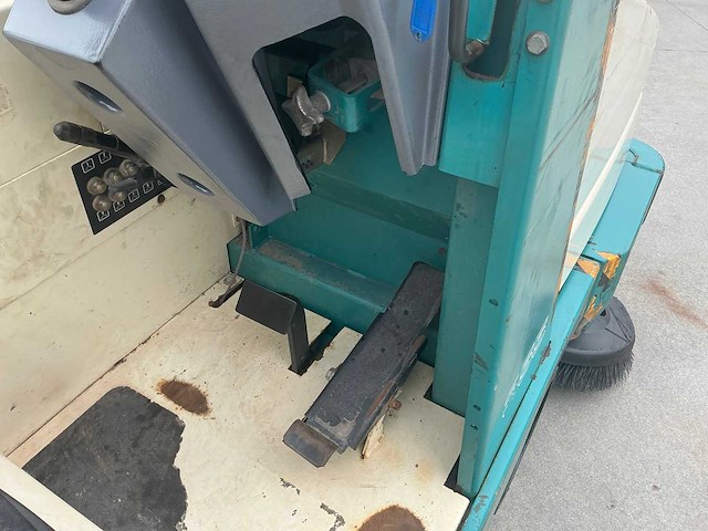 1997 tennant 355 zelfrijdende veegmachine - afbeelding 48 van  59