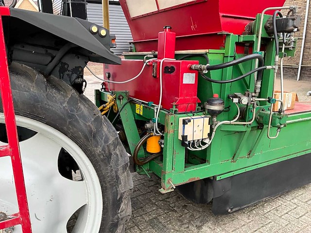 1998 massey ferguson 6140 dynashift vierwielaangedreven landbouwtractor met strodekker - afbeelding 2 van  37