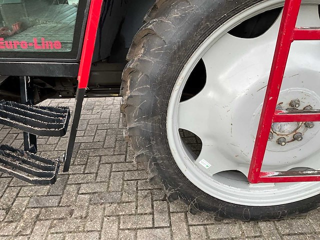 1998 massey ferguson 6140 dynashift vierwielaangedreven landbouwtractor met strodekker - afbeelding 3 van  37