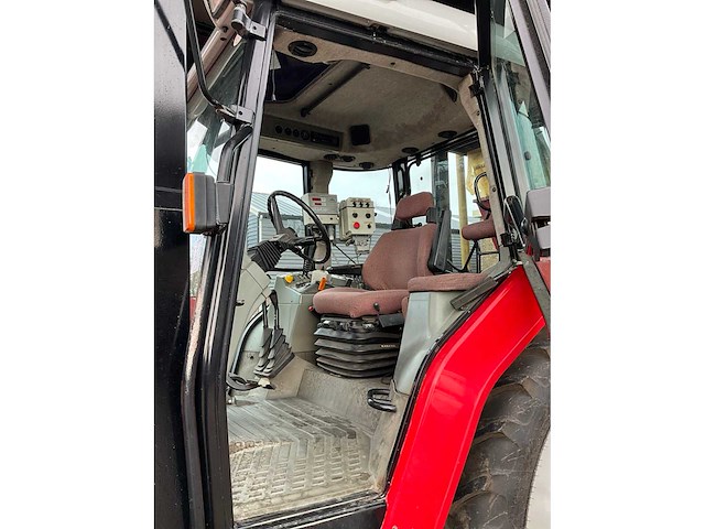 1998 massey ferguson 6140 dynashift vierwielaangedreven landbouwtractor met strodekker - afbeelding 4 van  37