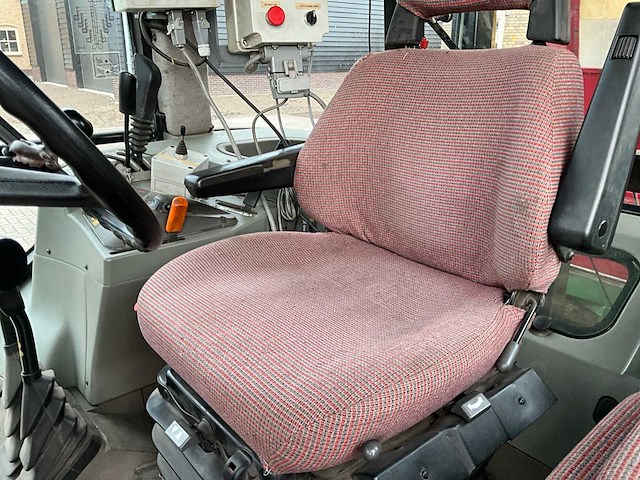 1998 massey ferguson 6140 dynashift vierwielaangedreven landbouwtractor met strodekker - afbeelding 5 van  37