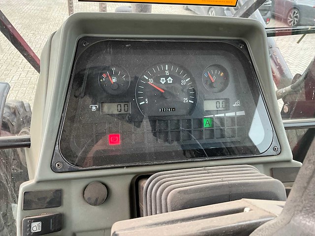 1998 massey ferguson 6140 dynashift vierwielaangedreven landbouwtractor met strodekker - afbeelding 9 van  37