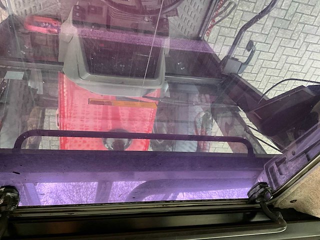 1998 massey ferguson 6140 dynashift vierwielaangedreven landbouwtractor met strodekker - afbeelding 10 van  37