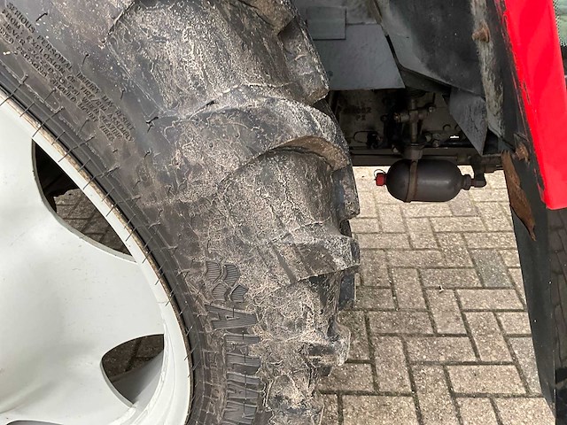 1998 massey ferguson 6140 dynashift vierwielaangedreven landbouwtractor met strodekker - afbeelding 22 van  37