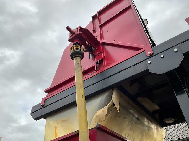 1998 massey ferguson 6140 dynashift vierwielaangedreven landbouwtractor met strodekker - afbeelding 26 van  37