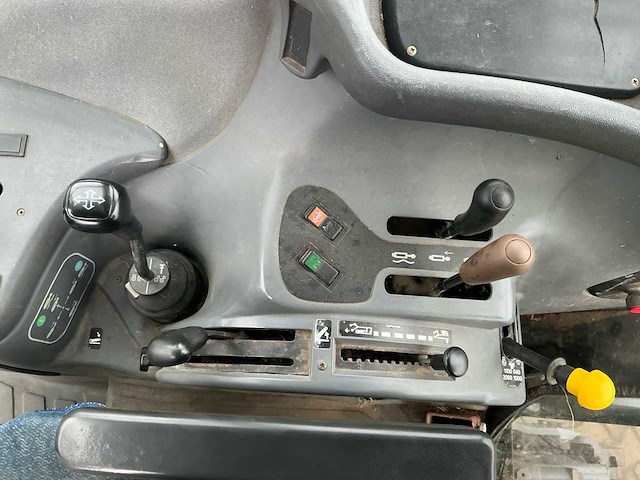 1998 new holland ts115 vierwielaangedreven landbouwtractor - afbeelding 23 van  26