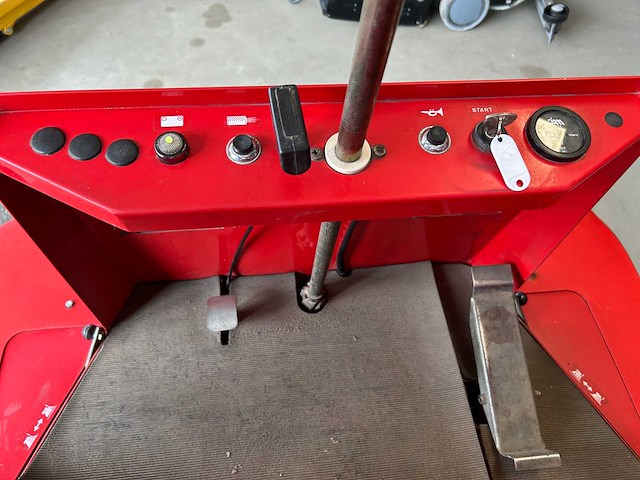 1998 rcm r850 zelfrijdende veegmachine - afbeelding 8 van  12
