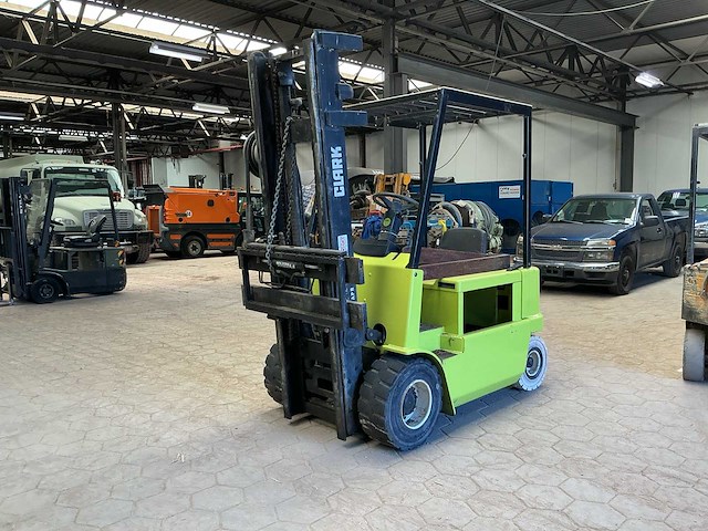 1999 clark cem25s vorkheftruck - afbeelding 1 van  9