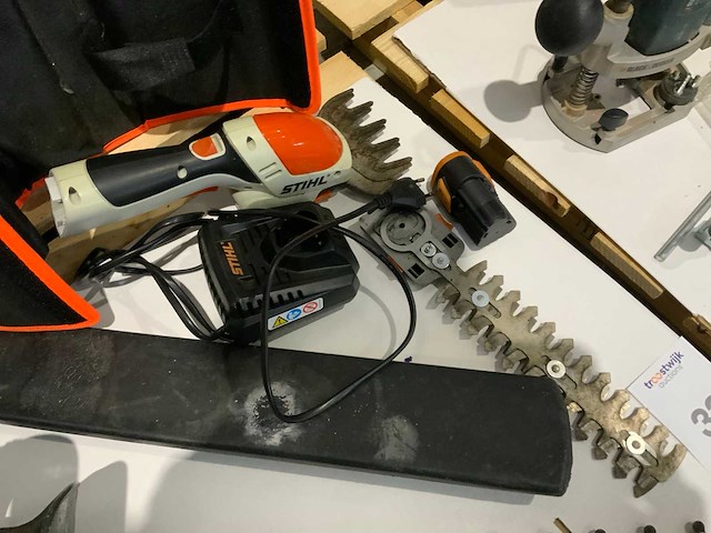 1999 metabo hs 8465s heggenschaar en stihl grasschaar - afbeelding 2 van  3