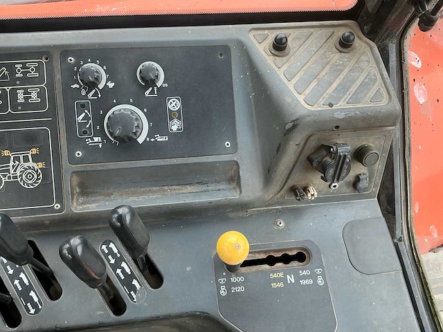 1999 new holland 8160 vierwielaangedreven landbouwtractor - afbeelding 18 van  27