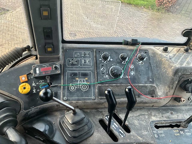 1999 new holland 8260 vierwielaangedreven landbouwtractor - afbeelding 22 van  39