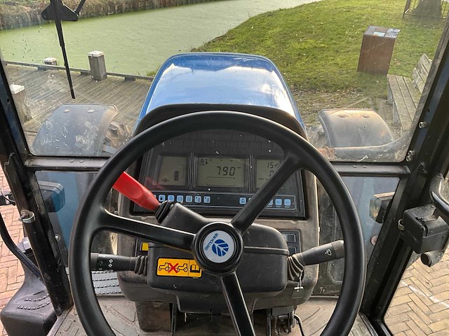 1999 new holland 8260 vierwielaangedreven landbouwtractor - afbeelding 18 van  35