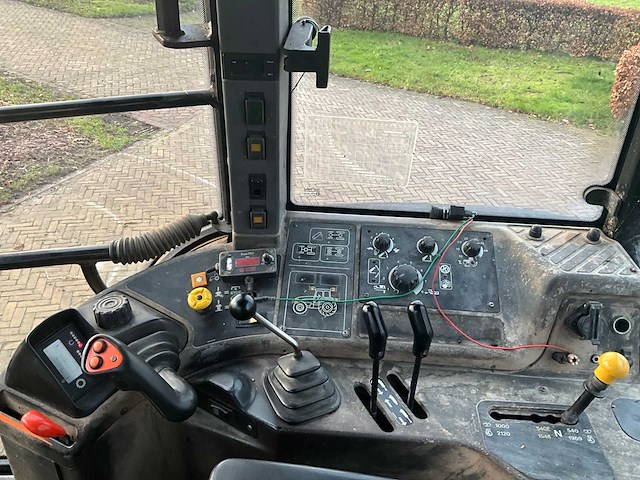 1999 new holland 8260 vierwielaangedreven landbouwtractor - afbeelding 20 van  35
