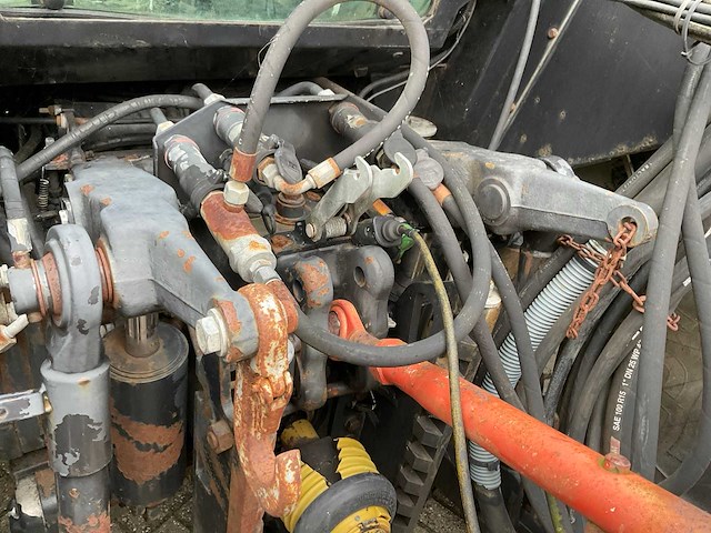 1999 valtra valmet 8150 hitech vierwielaangedreven landbouwtractor met maai arm - afbeelding 10 van  33