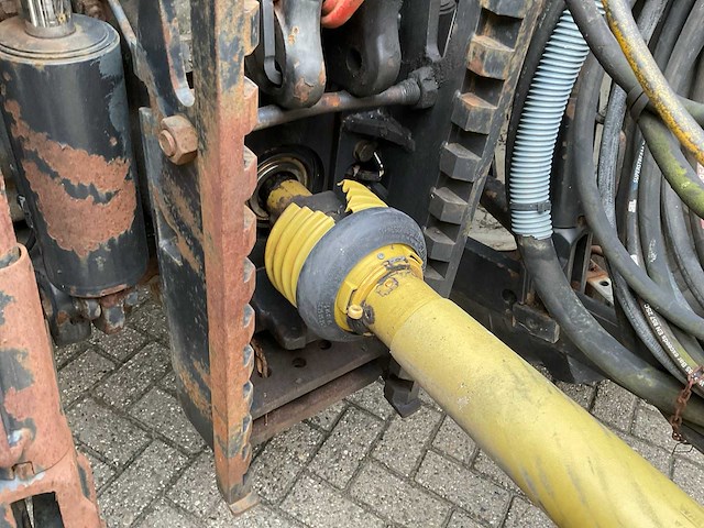 1999 valtra valmet 8150 hitech vierwielaangedreven landbouwtractor met maai arm - afbeelding 11 van  33