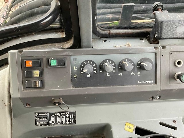 1999 valtra valmet 8150 hitech vierwielaangedreven landbouwtractor met maai arm - afbeelding 20 van  33