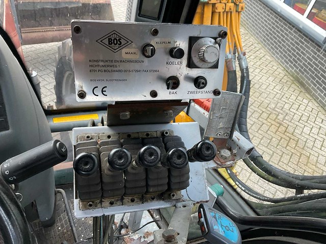 1999 valtra valmet 8150 hitech vierwielaangedreven landbouwtractor met maai arm - afbeelding 21 van  33