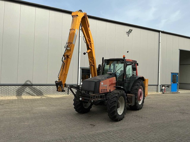 1999 valtra valmet 8150 hitech vierwielaangedreven landbouwtractor met maai arm - afbeelding 12 van  33