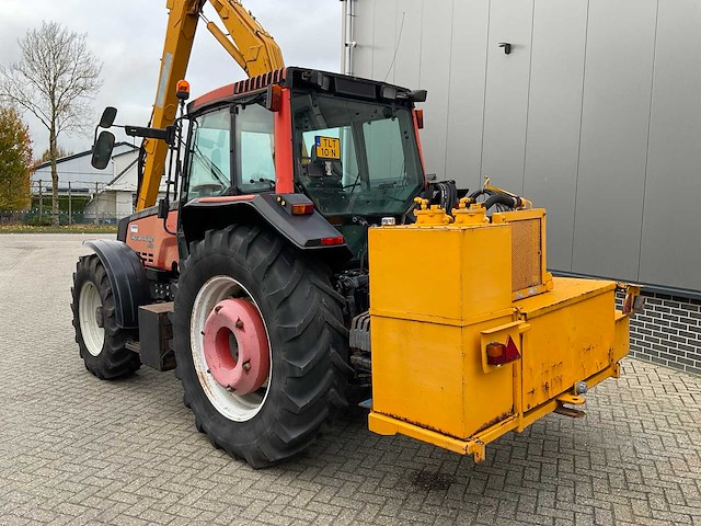 1999 valtra valmet 8150 hitech vierwielaangedreven landbouwtractor met maai arm - afbeelding 32 van  33